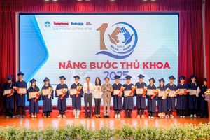 Các thủ khoa, sinh viên vượt khó được vinh danh tại chương trình “Nâng bước thủ khoa 2025”. Ảnh: TP