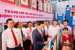 Ông Trần Lưu Quang, Bí thư Trung ương Đảng, Bí thư Thành ủy TPHCM tham quan không gian trưng bày báo chí - xuất bản tại Học viện Cán bộ TPHCM. Ảnh: BTC