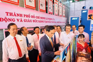 Ông Trần Lưu Quang, Bí thư Trung ương Đảng, Bí thư Thành ủy TPHCM tham quan không gian trưng bày báo chí - xuất bản tại Học viện Cán bộ TPHCM. Ảnh: BTC