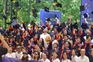 87 sinh viên cùng Giám đốc Điều hành khu vực Châu Á của CNCF - ông Thomas Noble trong lễ tốt nghiệp. Ảnh: Hương Phú