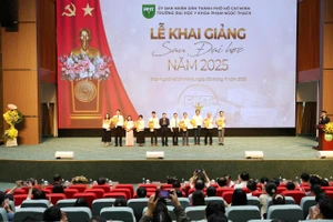 Các thủ khoa được vinh danh và trao tặng hoa tại buổi lễ.