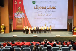 Các thủ khoa được vinh danh và trao tặng hoa tại buổi lễ.