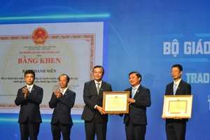 Thứ trưởng Nguyễn Văn Phúc trao tặng Bằng khen của Bộ GD&ĐT cho Báo Thanh Niên. Ảnh: H.P.