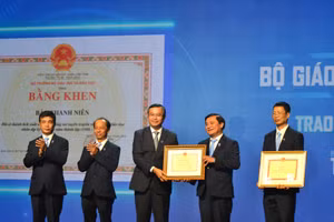 Thứ trưởng Nguyễn Văn Phúc trao tặng Bằng khen của Bộ GD&ĐT cho Báo Thanh Niên. Ảnh: H.P.