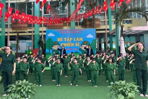 Các em học sinh biểu diễn tiết mục văn nghệ cùng các giáo viên tại trường.