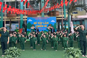 Các em học sinh biểu diễn tiết mục văn nghệ cùng các giáo viên tại trường.