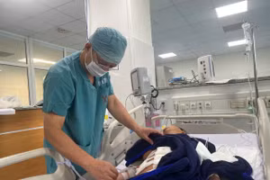 Bác sĩ đang thăm khám cho bệnh nhân P.T.N sau ca phẫu thuật thành công cắt bỏ khối u xơ tử cung. Ảnh: NVCC