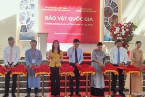Các đại biểu cắt băng khai mạc trưng bày chuyên đề “Bảo vật Quốc gia – Những kiệt tác di sản tại TP Hồ Chí Minh”. Ảnh: L.N.