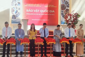 Các đại biểu cắt băng khai mạc trưng bày chuyên đề “Bảo vật Quốc gia – Những kiệt tác di sản tại TP Hồ Chí Minh”. Ảnh: L.N.
