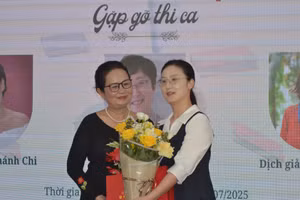 Chủ tịch Hội Nhà văn TPHCM, bà Trịnh Bích Ngân trao tặng hoa cho bà Choi Kyung Ju - đại diện Tổng Lãnh sự quán Hàn Quốc tại TPHCM. Ảnh: H.P