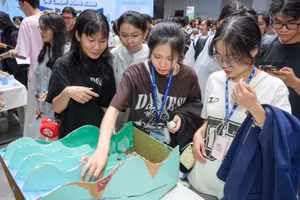 Sinh viên OU trải nghiệm trò chơi làm từ bìa giấy tái chế. Ảnh: OU
