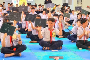 Các em học sinh tại trường TH-THCS Bãi Thơm trong một cuộc thi ngoại khóa. Ảnh: TH - THCS Bãi Thơm