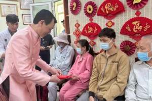 Những phần quà nghĩa tình góp phần động viên tinh thần bệnh nhân điều trị xuyên Tết tại Bệnh viện Chợ Rẫy.