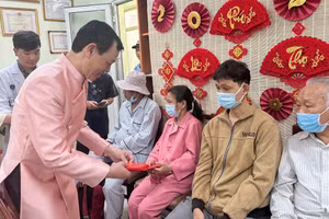 Những phần quà nghĩa tình góp phần động viên tinh thần bệnh nhân điều trị xuyên Tết tại Bệnh viện Chợ Rẫy.