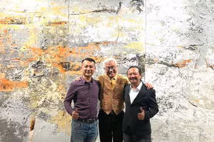 Họa sĩ Ngô Thanh Hùng (bìa phải) chụp ảnh cùng khách tham quan triển lãm.