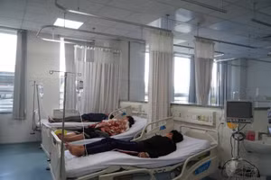 Các bệnh nhân nghi ngộ độc thực phẩm được theo dõi, điều trị tại Bệnh viện Đa khoa Vũng Tàu. 