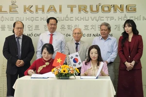 PGS.TS Trần Thị Thu Lương (trái) và bà Nguyễn Thị Lệ Hoa ký kết biên bản ghi nhớ hợp tác giữa Công ty Flamboyant và Viện Phương Nam.