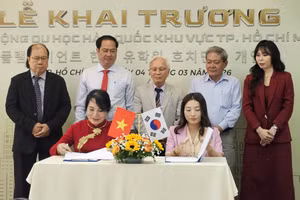 PGS.TS Trần Thị Thu Lương (trái) và bà Nguyễn Thị Lệ Hoa ký kết biên bản ghi nhớ hợp tác giữa Công ty Flamboyant và Viện Phương Nam.