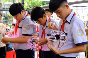 Các em học sinh trong cuộc thi điều khiển Drone được Nhà Thiếu nhi TPHCM tổ chức năm 2024. Ảnh: Nhà Thiếu nhi TPHCM.
