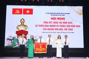 Các đại biểu đại diện nhận Cờ thi đua của Chính phủ.