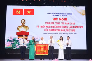 Các đại biểu đại diện nhận Cờ thi đua của Chính phủ.