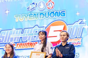 Trần Thị Hải Yến - sinh viên khoa Luật, Trường Đại học Mở TPHCM nhận bằng khen Sinh Viên 5 Tốt cấp trường 2024. Ảnh: NVCC