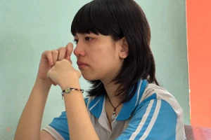 Em Nguyễn Tú Kim Tuyền rơi nước mắt khi kể về hoàn cảnh của bản thân. Ảnh: Hương Phú