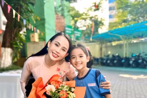 TS Nguyễn Thị Quốc Minh cùng học sinh trong một buổi diễn thuyết tại trường học. Ảnh: NVCC