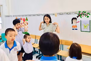 Cô Đặng Thị Hồng Loan trong một lớp tiền học đường tại trường. Ảnh: NVCC