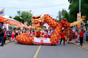 Biểu diễn Lân - Sư - Rồng tại công viên Cần Giờ được người dân hưởng ứng. Ảnh: TTVHTT