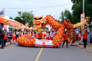 Biểu diễn Lân - Sư - Rồng tại công viên Cần Giờ được người dân hưởng ứng. Ảnh: TTVHTT