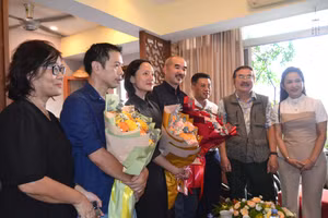 Đạo diễn Bùi Thạc Chuyên (giữa) cùng các diễn viên nhận hoa từ đoàn lãnh đạo. Ảnh: H.P