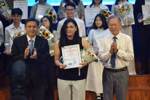 Ban tổ chức trao thưởng cho thí sinh đoạt giải Nhất - Đinh Ngọc Bảo Trân. Ảnh: H.P