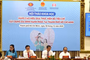 Các đại biểu chủ trì hội thảo tại UBND TPHCM.