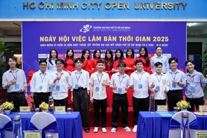 Sinh viên trường chụp ảnh tại sự kiện. Ảnh: OU