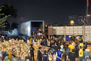 Hàng trăm thùng quà được vận chuyển liên tục lên xe tải để kịp thời chuyển đến vùng lũ. Ảnh: NVHSV