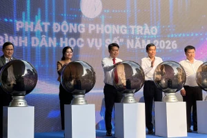 Lãnh đạo phường Xuân Hòa cùng đại biểu thực hiện nghi thức phát động phong trào “Bình dân học vụ số” năm 2026.