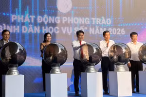 Lãnh đạo phường Xuân Hòa cùng đại biểu thực hiện nghi thức phát động phong trào “Bình dân học vụ số” năm 2026.