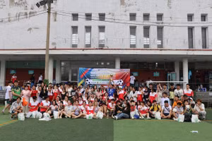 Các đội bóng chụp ảnh cùng nhau tại Giải bóng đá truyền thống lần II - MED Unity Cup 2025 của Trường Cao đẳng Phát thanh - Truyền hình II. Ảnh: BTC