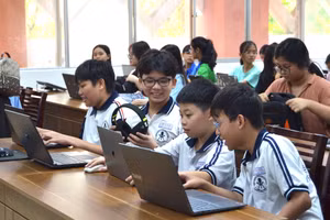 Các em học sinh hào hứng với lần đầu tiếp cận môi trường học về trí tuệ nhân tạo chuyên sâu. Ảnh: H.P