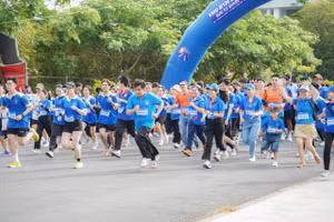 GV-CBNV Trường Đại học Văn Hiến tham gia chạy bộ với tinh thần hứng khởi và năng lượng. Ảnh: VHU