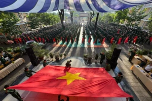 Học sinh Trường THPT Nguyễn Du trong lễ khai mạc Học kỳ Quân đội năm học 2025-2026.