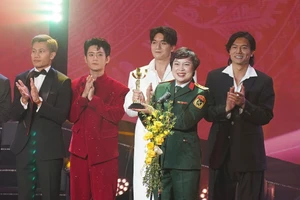 Phim “Mưa đỏ” của đạo diễn Đặng Thái Huyền nhận giải Bông sen vàng. Ảnh: LHPVN 24.