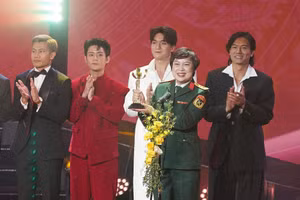 Phim “Mưa đỏ” của đạo diễn Đặng Thái Huyền nhận giải Bông sen vàng. Ảnh: LHPVN 24.