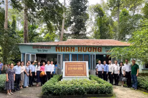 Đoàn khảo sát chụp ảnh tại di tích lịch sử cấp thành phố Quán Nhan Hương. Ảnh: H.P