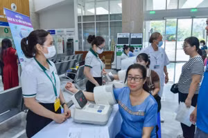 Các giáo viên thực hiện kiểm tra bước đầu tiên. Ảnh: BTC