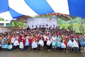 Cục Xây dựng phong trào bảo vệ ANTQ, công an tỉnh Cao Bằng và đại diện Nhựa Duy Tân, tặng quà cho điểm Trường Tiểu học Nà Đon (xã Quảng Lâm). Ảnh: BTC