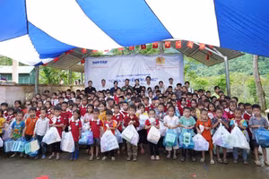 Cục Xây dựng phong trào bảo vệ ANTQ, công an tỉnh Cao Bằng và đại diện Nhựa Duy Tân, tặng quà cho điểm Trường Tiểu học Nà Đon (xã Quảng Lâm). Ảnh: BTC