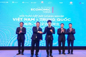 Đại diện tập đoàn HCMC C4IR và tập đoàn Sunwah thực hiện nghi thức công bố hợp tác. Ảnh: Hoàng Hùng