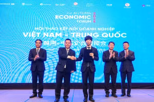 Đại diện tập đoàn HCMC C4IR và tập đoàn Sunwah thực hiện nghi thức công bố hợp tác. Ảnh: Hoàng Hùng